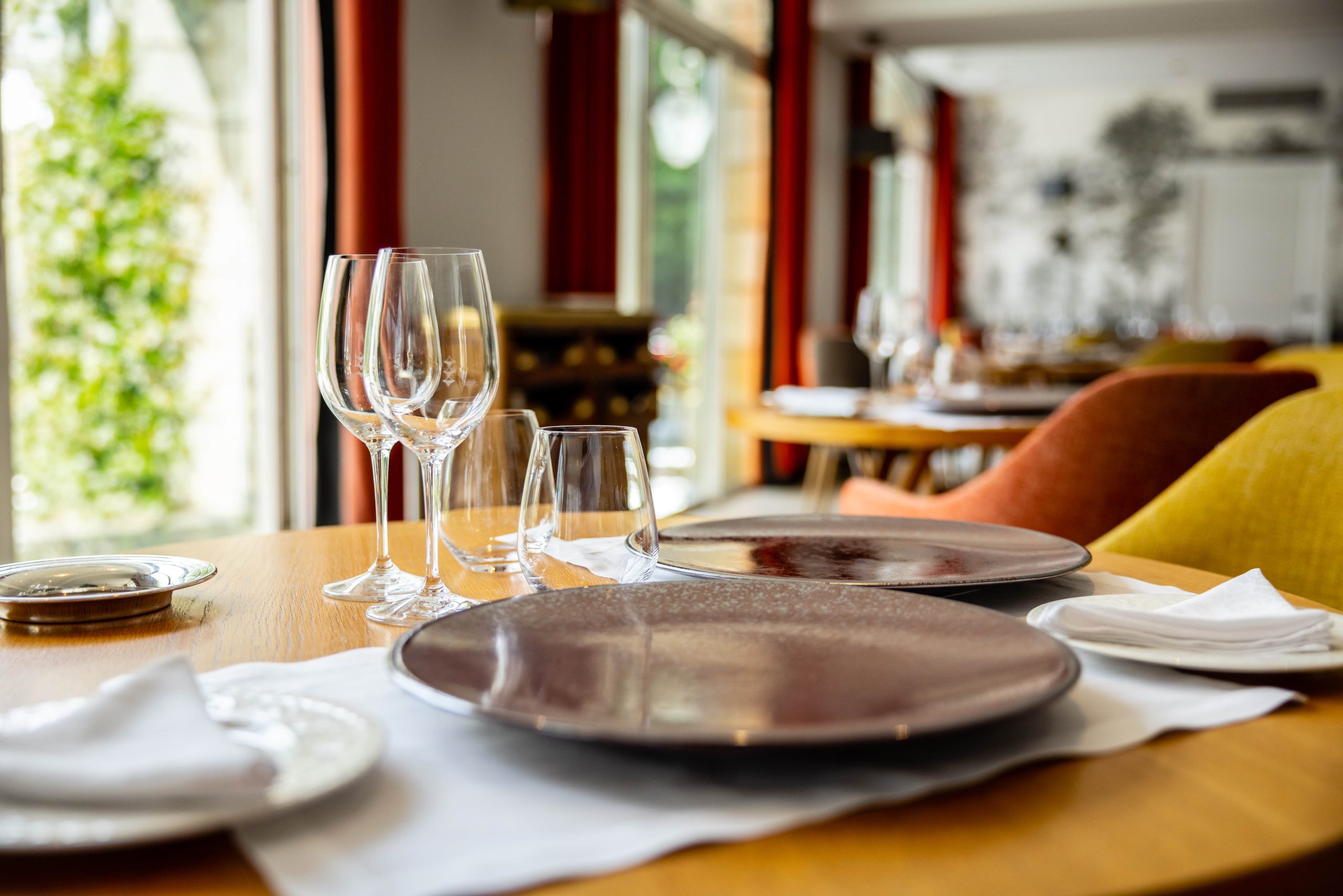 <p>une table avec des assiettes et des verres au domaine de la tortinière</p>
