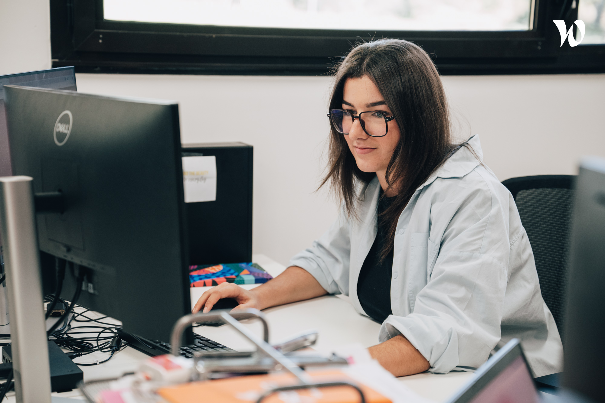 <p>femme concentrée qui travaille sur son ordinateur</p>
