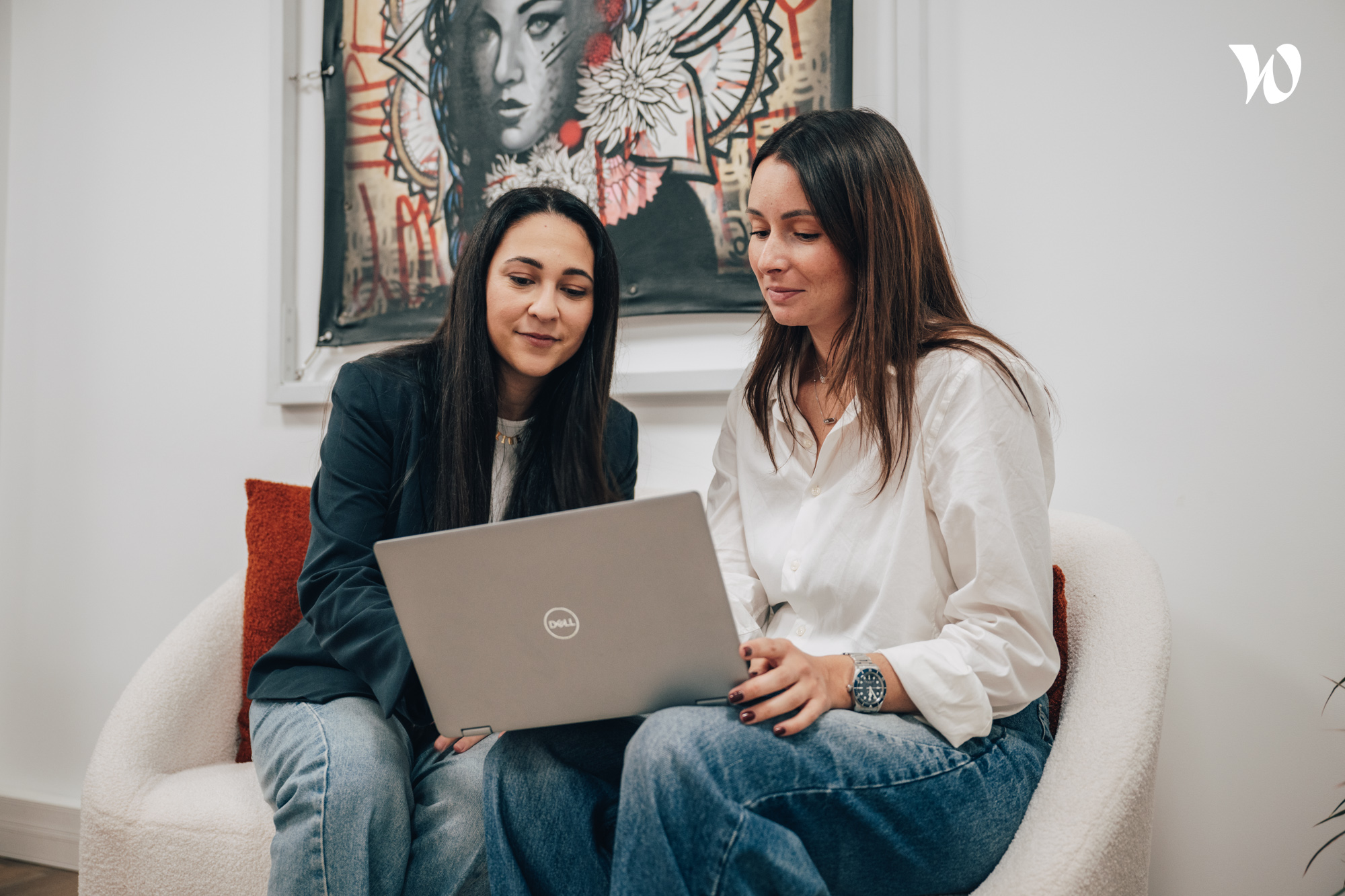 <p>deux femmes qui travaillent assisent sur un canapé</p>
