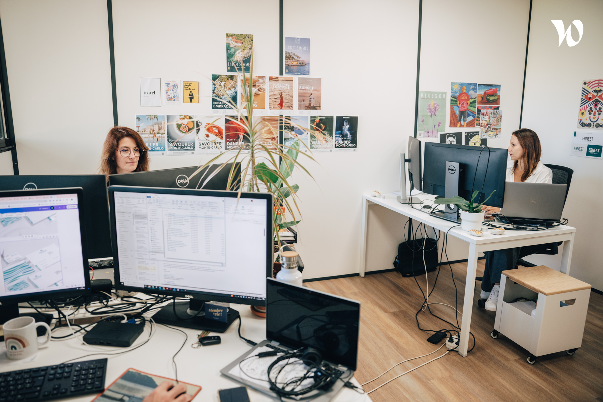 <p>bureau du studio avec posters colorés sur le mur</p>
