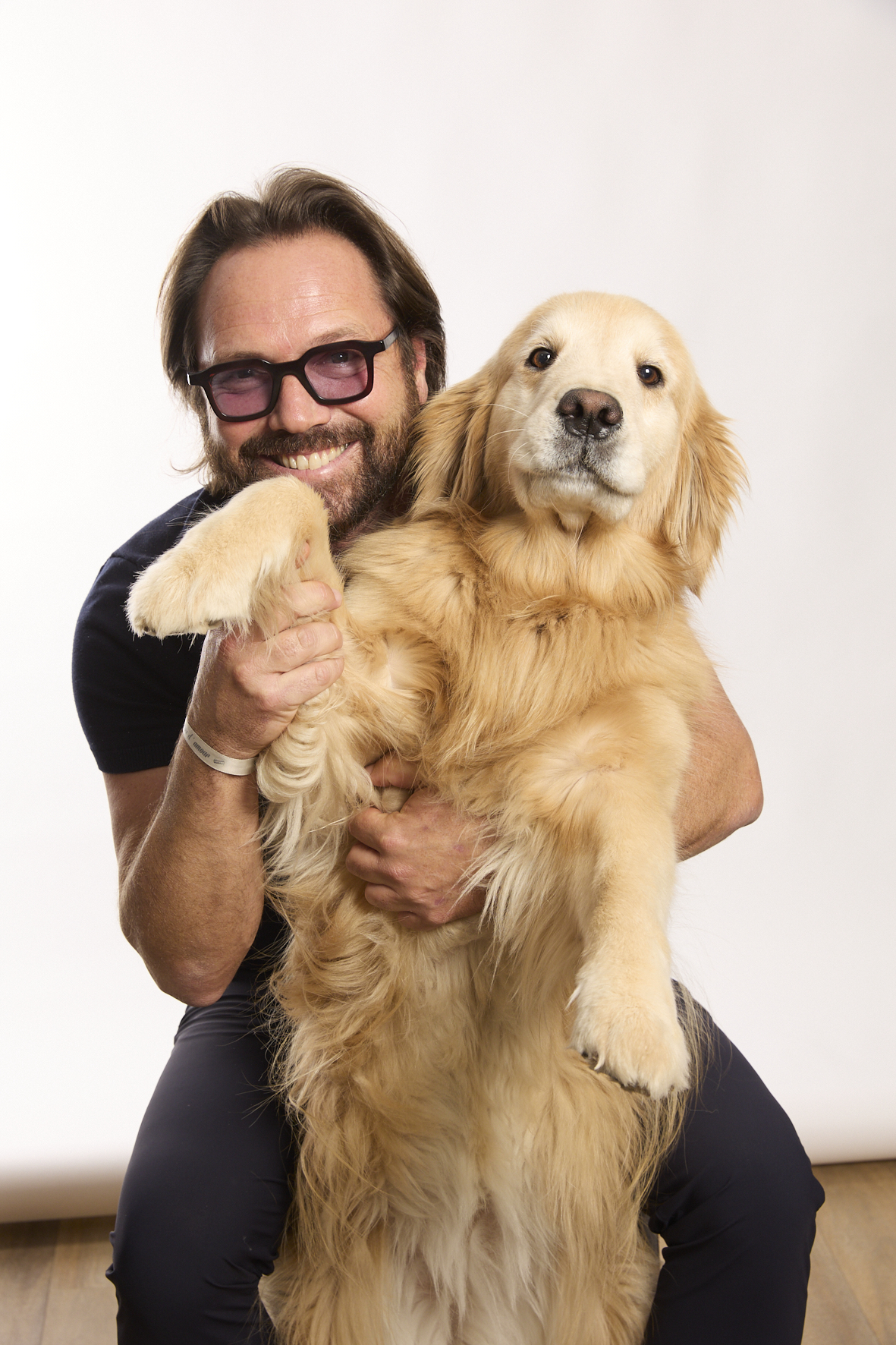 <p>homme souriant avec son chien</p>
